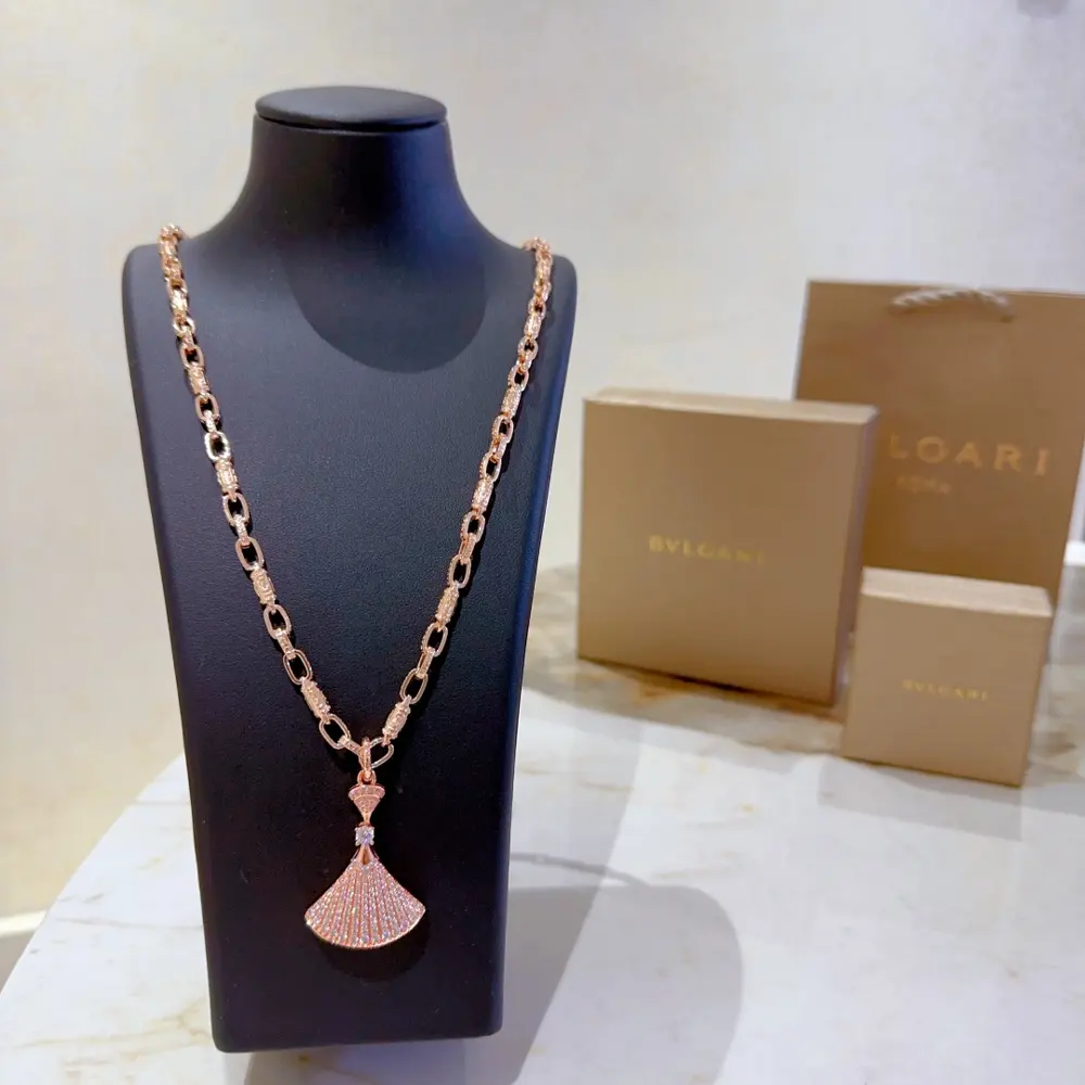 Bvlgari DIVAS’ DREAM series is in perfect condition and has invincible details. The unique