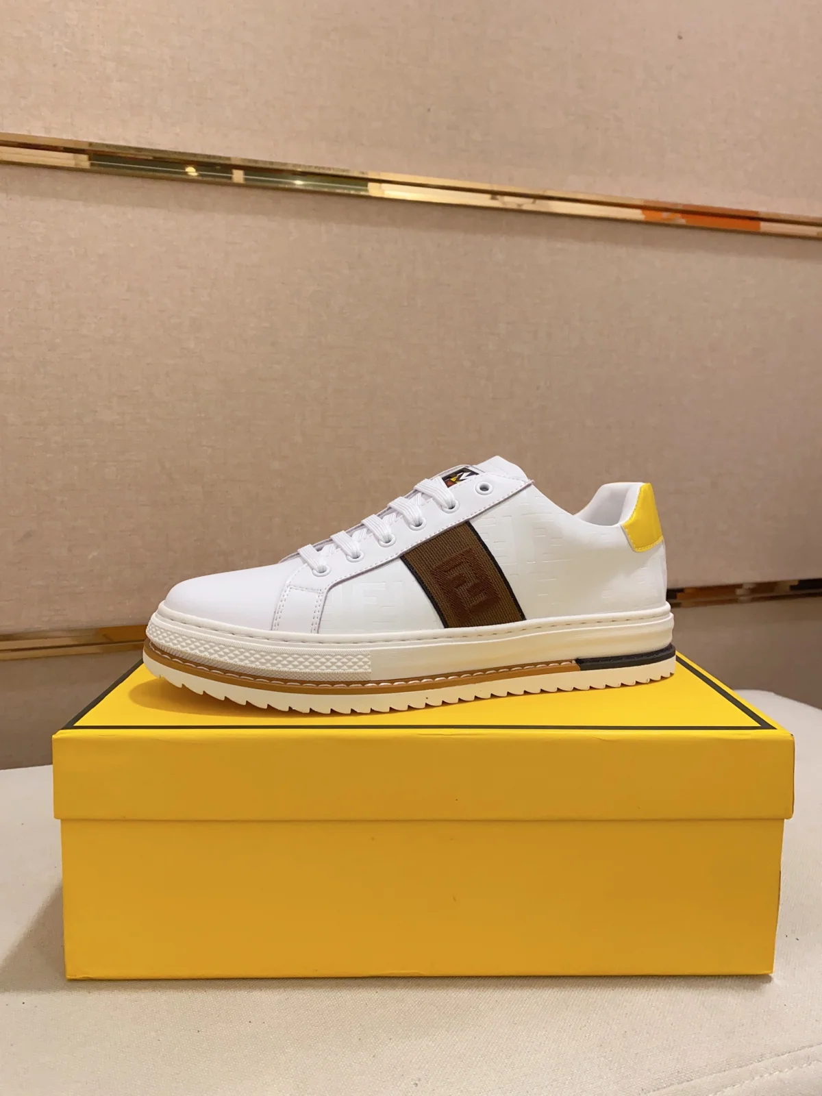 Fendi casual sports shoes upper Imported cowhide fabric Imported sheepskin lining. Original