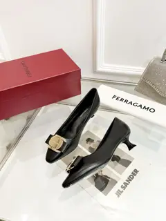 Salvatore Ferragamo new styles of FERRAGAMO’s new version of vara big buckle big bow square