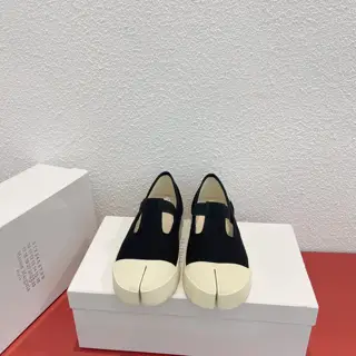 Maison Margiela. Internet celebrity recommended split-toe women’s boots