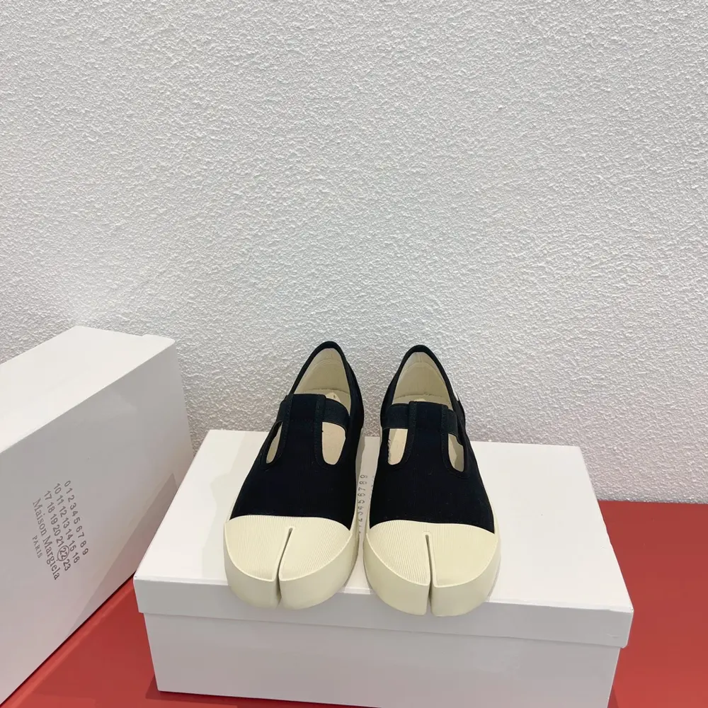 Maison Margiela. Internet celebrity recommended split-toe women’s boots