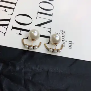 Dior 2022 counter synchronized new CD earrings Romantic sentiment aestheticism Sweet and