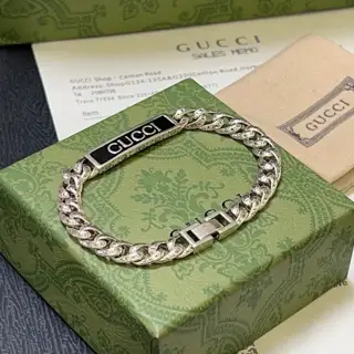 The latest classic Gucci bracelet. Exquisite. No matter the style or texture