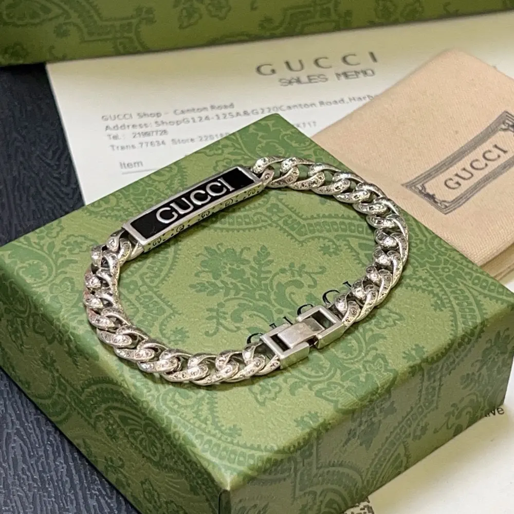 The latest classic Gucci bracelet. Exquisite. No matter the style or texture