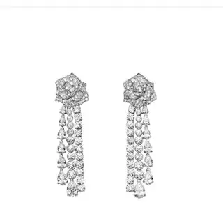 PIAGETRose series rose gold irregular three-row diamond earrings use a unique design of one