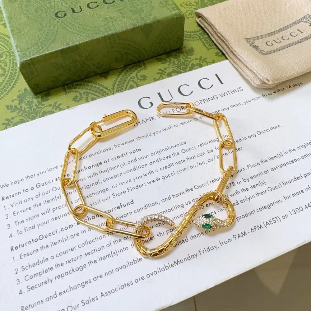 The latest classic Gucci bracelet. Exquisite. No matter the style or the texture