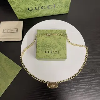 Gucci gold necklace with pendant and logo chain
