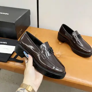 Chanel loafers are full of retro style. The delicate shoe shape is very pleasing to the