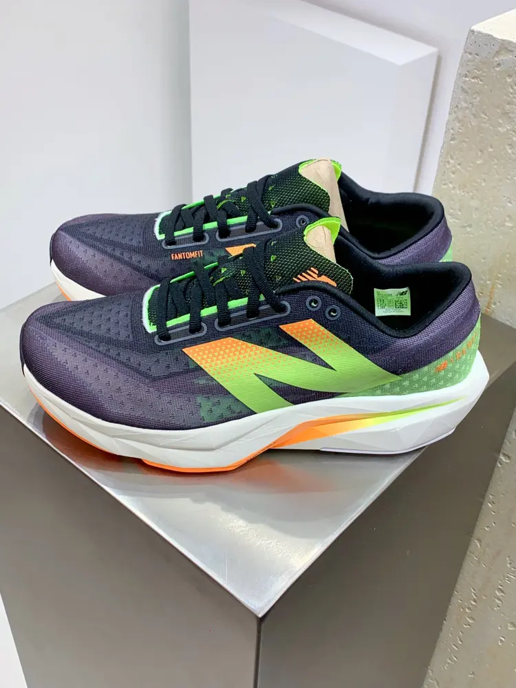 New Balance uses ultra-light and breathable 3D knitted mesh yarn material to construct the