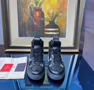 Valentino ONE STUD calfskin lace-up sneakers. Soft nappa leather low-top sneakers Classic