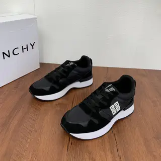 Givenchy men’s patchwork sneakers are shipped. Calfskin and suede leather are paired with