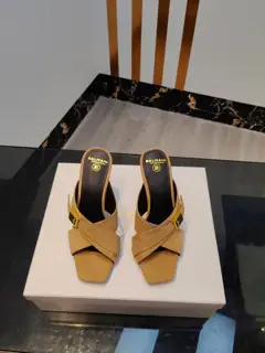 Balmain’s latest spring and summer catwalk suede high-heeled slippers