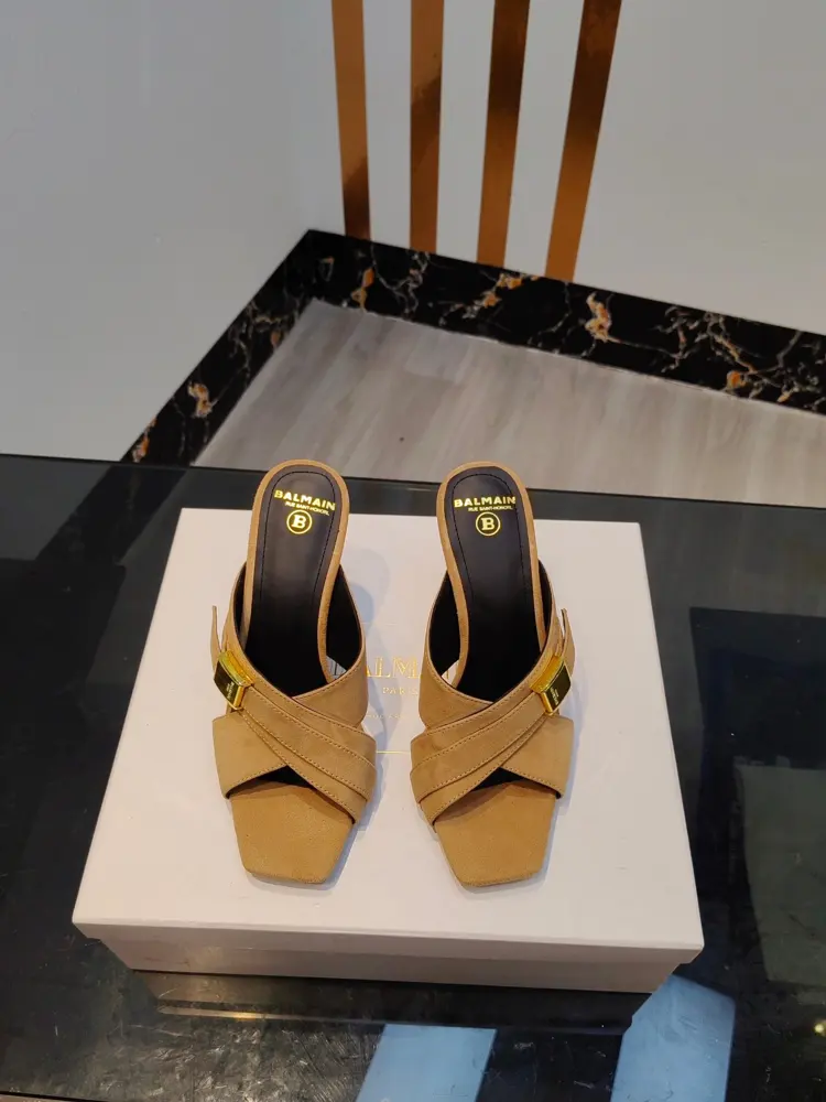 Balmain’s latest spring and summer catwalk suede high-heeled slippers