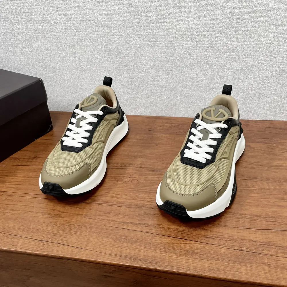 Valentino 2024s latest low-top thick-soled sports shoes for men