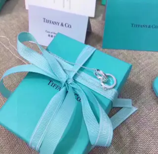 The latest model of Tiffany & Co. (1837 double ring) necklace and bracelet Synchronize with
