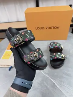Louis Vuitton slippers Adjustable belt buckle design Full of beach style Original mold LV