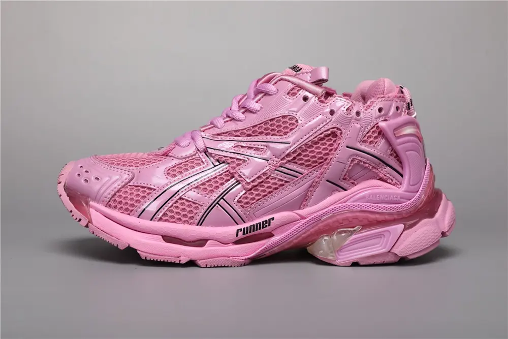 Balenciaga Runner shows the designer Demna’s sports shoe style through details such as