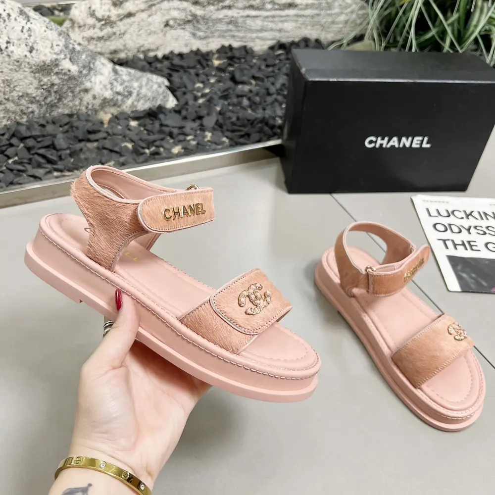 Chanel early spring sandals and dancing shoes series new loafers full of retro style