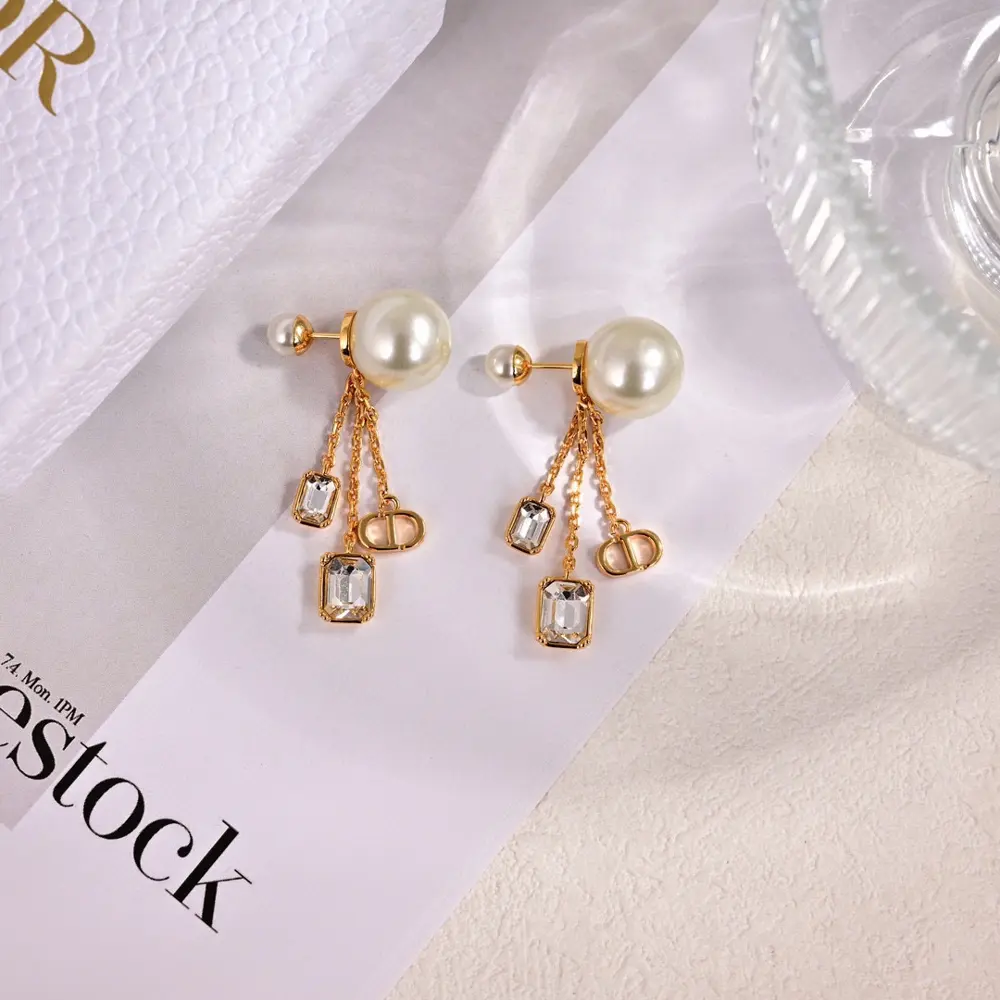 Dior new style Dior new letter earrings loved by top brands. The metal texture