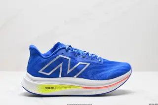 New Balance uses ultra-light and breathable 3D knitted mesh material to construct the upper MRCXCA3