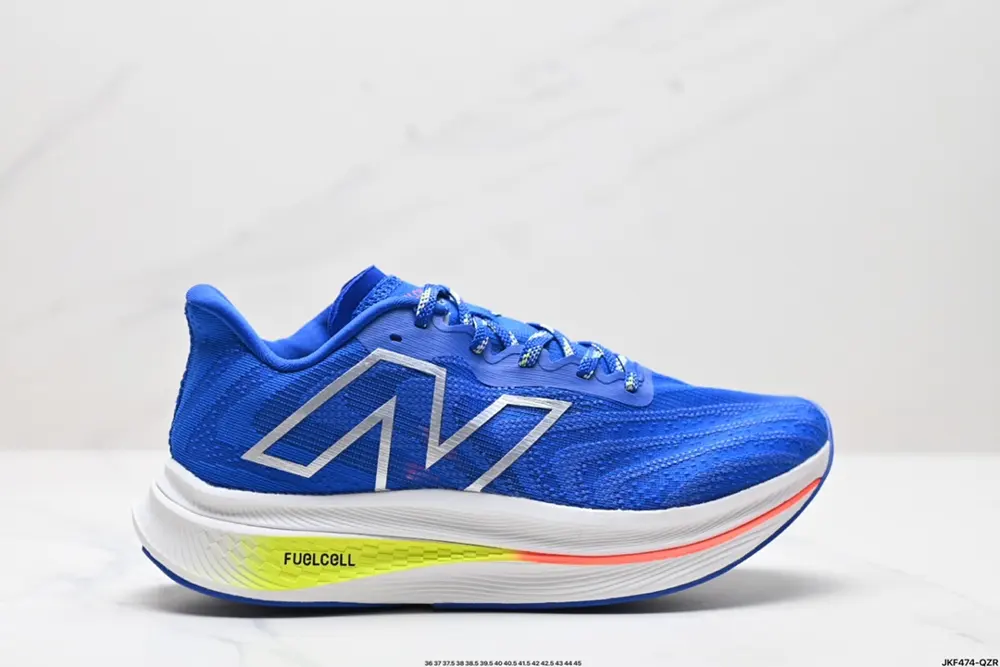New Balance uses ultra-light and breathable 3D knitted mesh material to construct the upper MRCXCA3