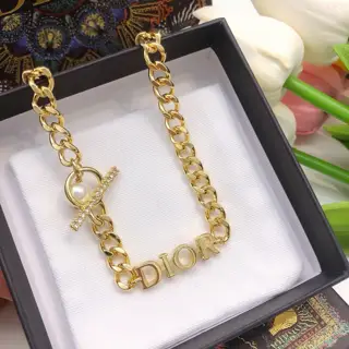 Dior high-end jewelry Rose des vents necklace elegantly presents the tenderness of the Dior