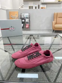 Prada casual shoes series are sold at the counter at the same time. Original configuration