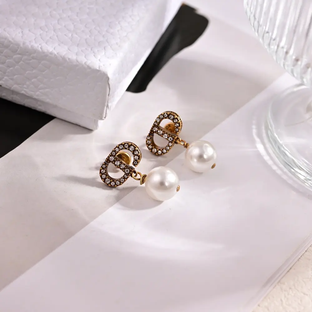 Dior new style Dior new earrings that are loved by all the top brands. The metal texture