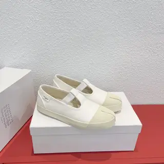 Maison Margiela. Internet celebrity recommended split-toe women’s boots