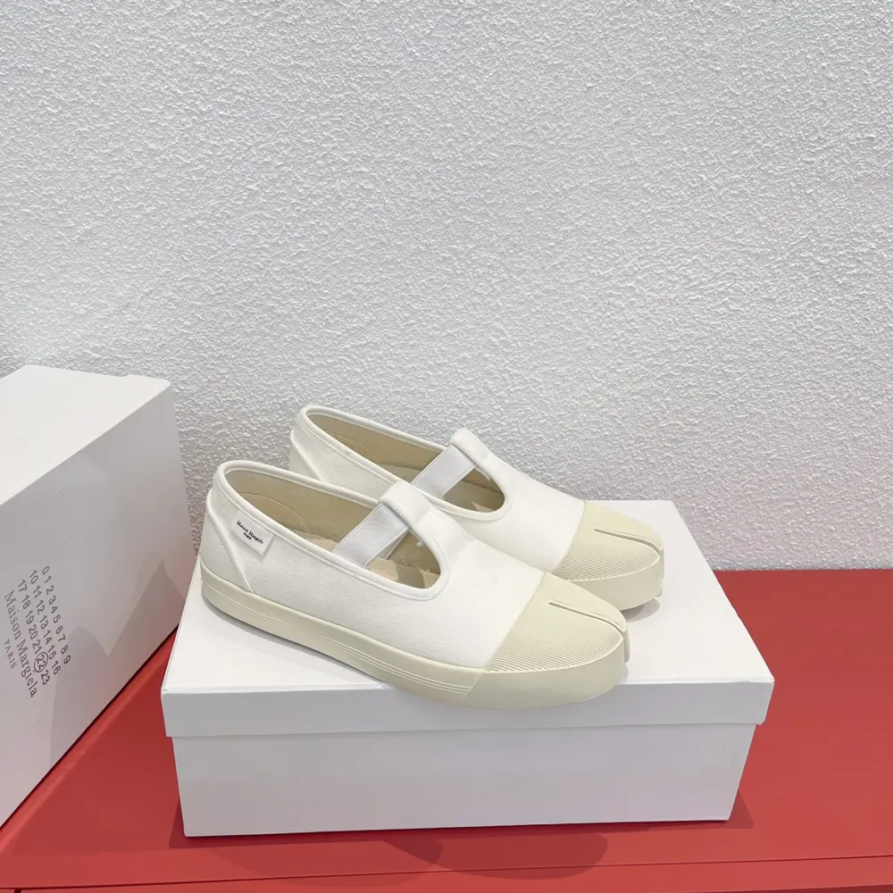 Maison Margiela. Internet celebrity recommended split-toe women’s boots