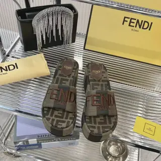 Fendi’s classic popular lazy slippers have top quality and are a hot-selling item