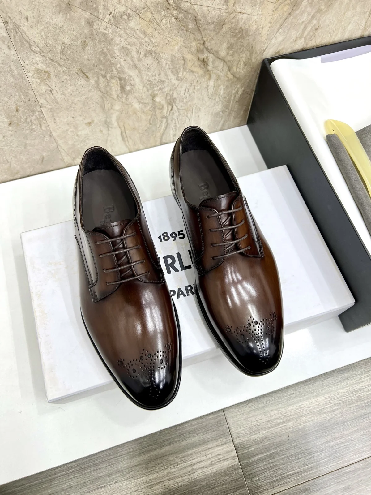 Berluti men’s hand-brushed formal leather shoes are shipped. Selected high-quality imported