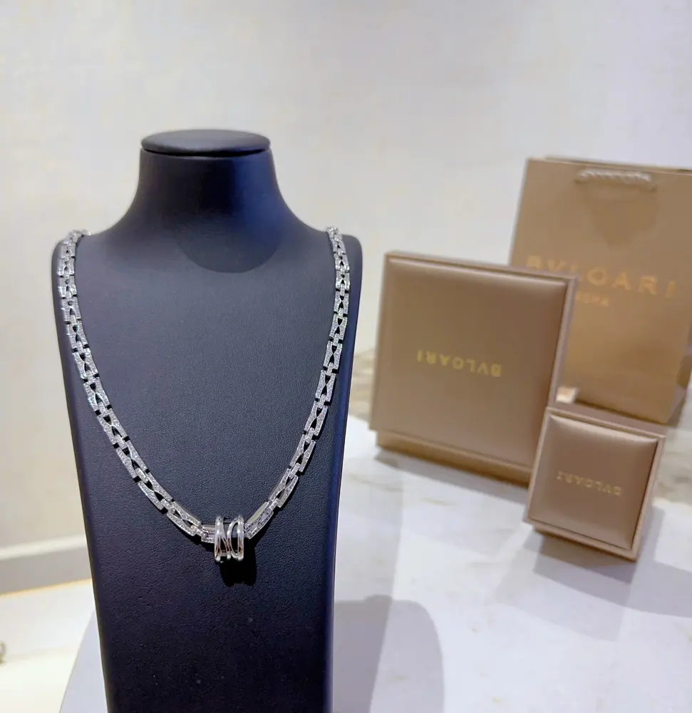 Bvlgari DIVAS’ DREAM series is in perfect condition and has invincible details. The unique