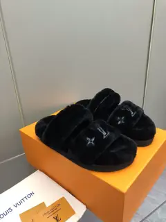 Louis Vuitton Autumn and Winter Plush Slippers Super cute