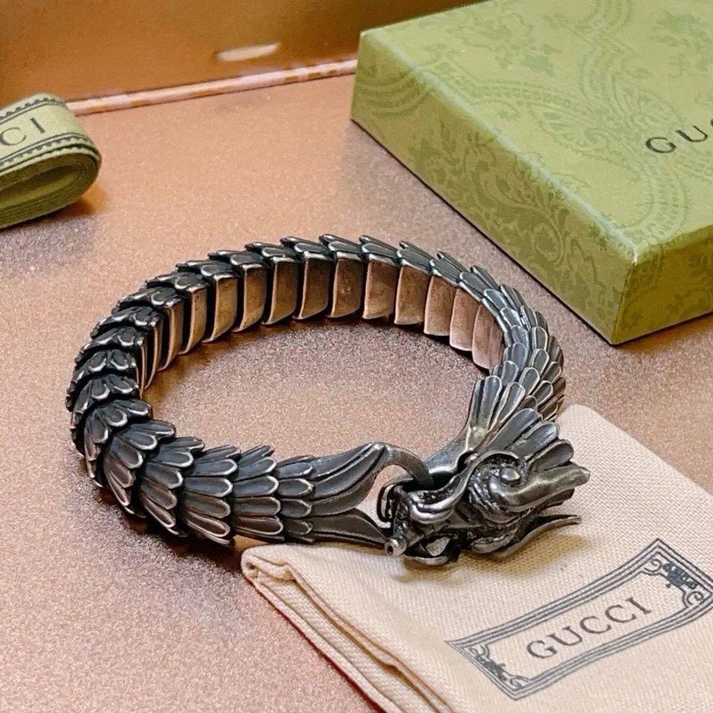 The latest classic Gucci bracelet. Exquisite. Both the style and the texture are absolutely