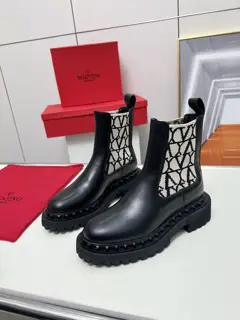 Valentino boots original mold rivets (non-oxidized) high-end custom import. Fabric: black