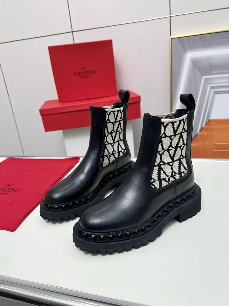 Valentino boots original mold rivets (non-oxidized) high-end custom import. Fabric: black
