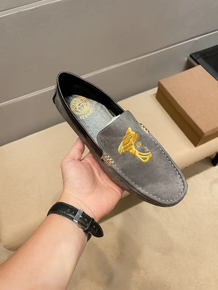 Versace The Medusa head logo on the shoe body represents the advanced craftsmanship