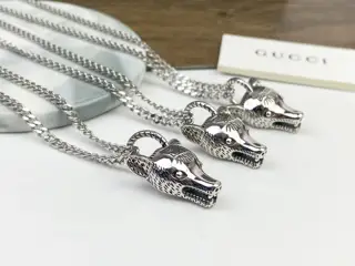 Gucci wolf head silver necklace with old-fashioned style is super cool The wolf head is