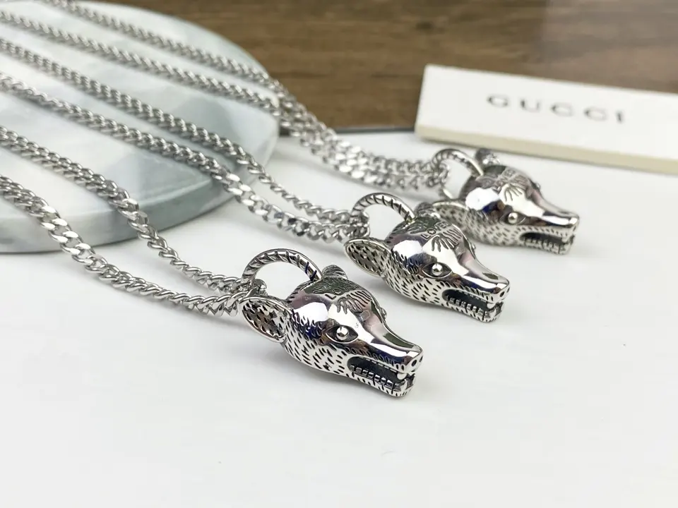 Gucci wolf head silver necklace with old-fashioned style is super cool The wolf head is