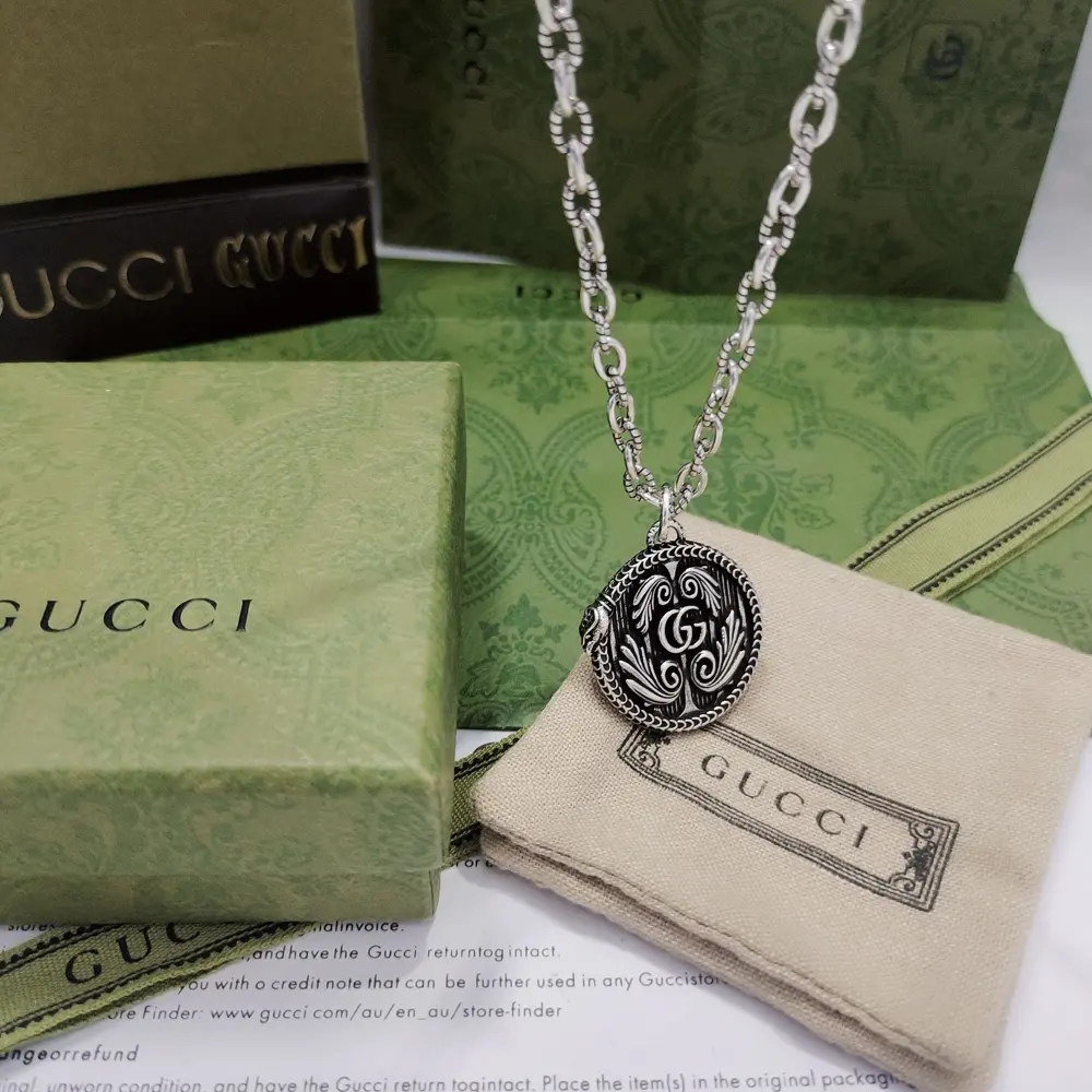 GUCCI snake-edge carved exquisite snake ring-shaped double G wing round pendant necklace