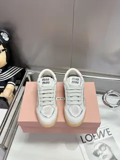 Miu Miu Miu’s new style distressed retro casual shoes