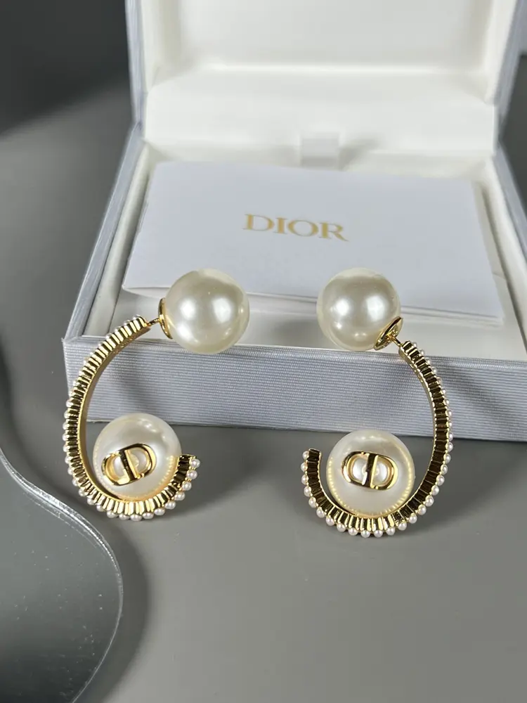 Dior new pearl earrings