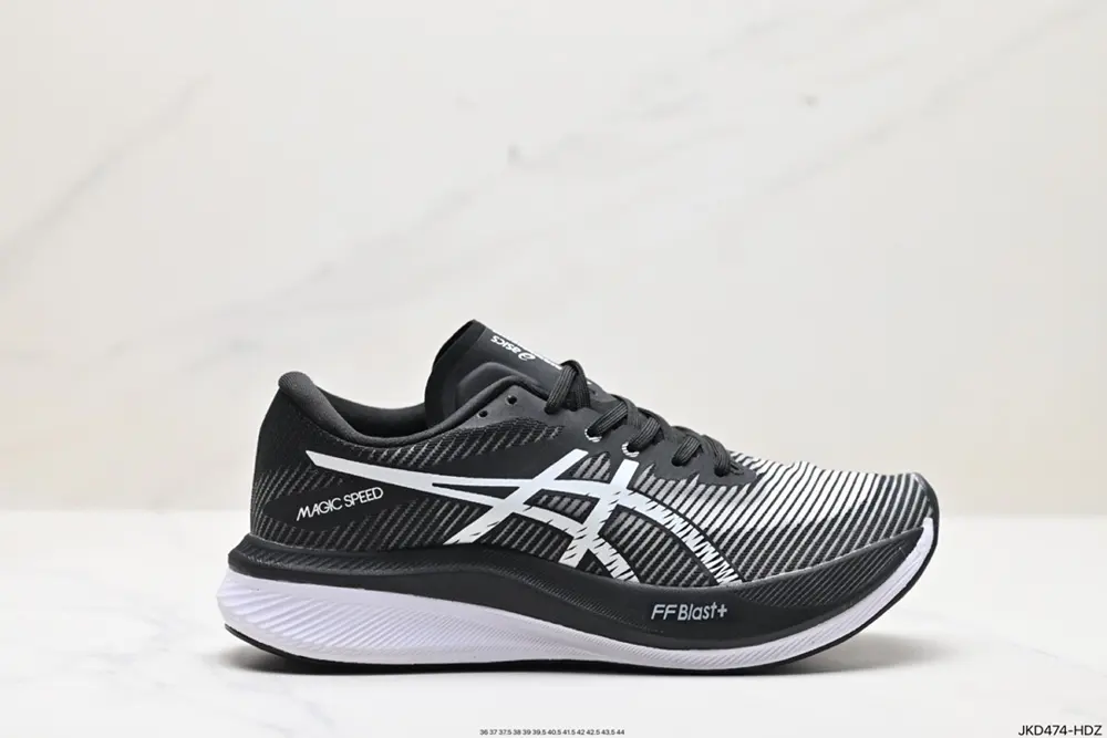 ASICS MAGIC SPEED 3 stable running shoes have a double-layer jacquard mesh design on the 1011B703-001