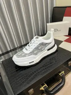 Dior casual sports shoes Fashionable and versatile