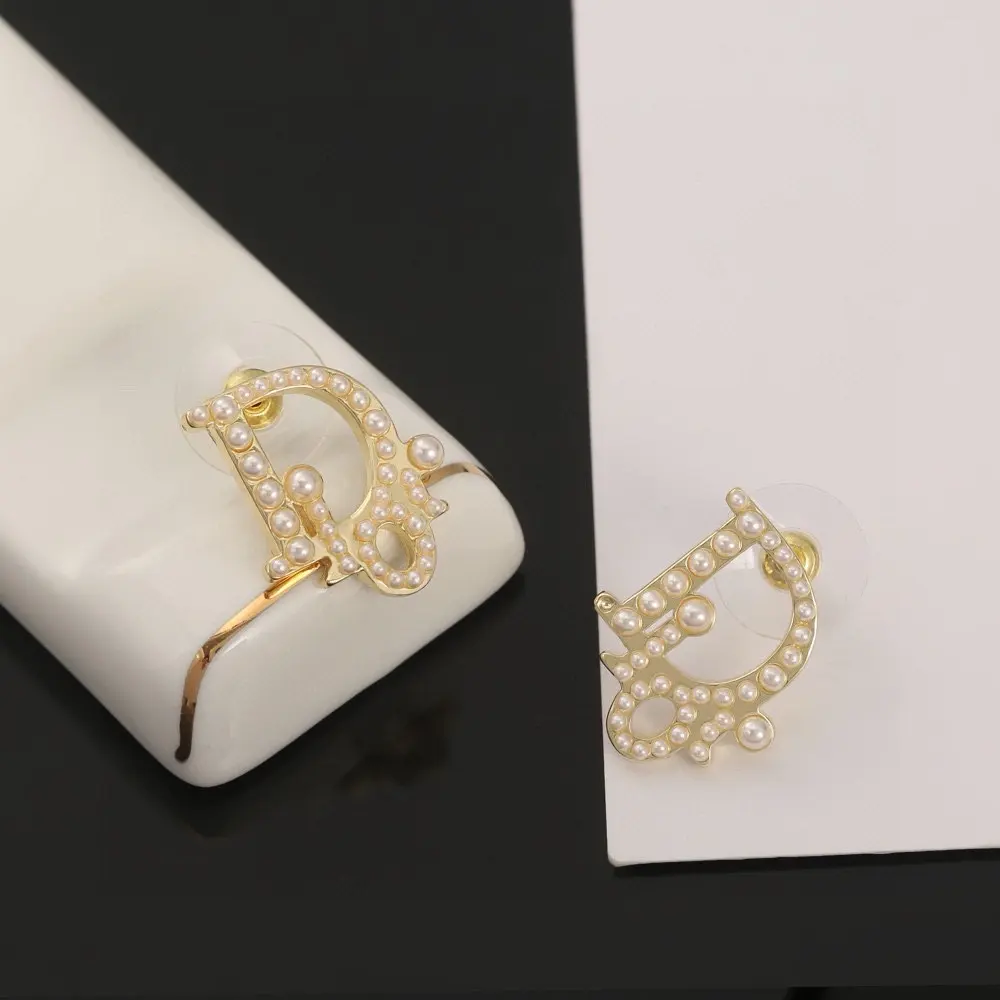 Dior’s hot-selling new earrings are newly released cd letter pearls retro earrings are not