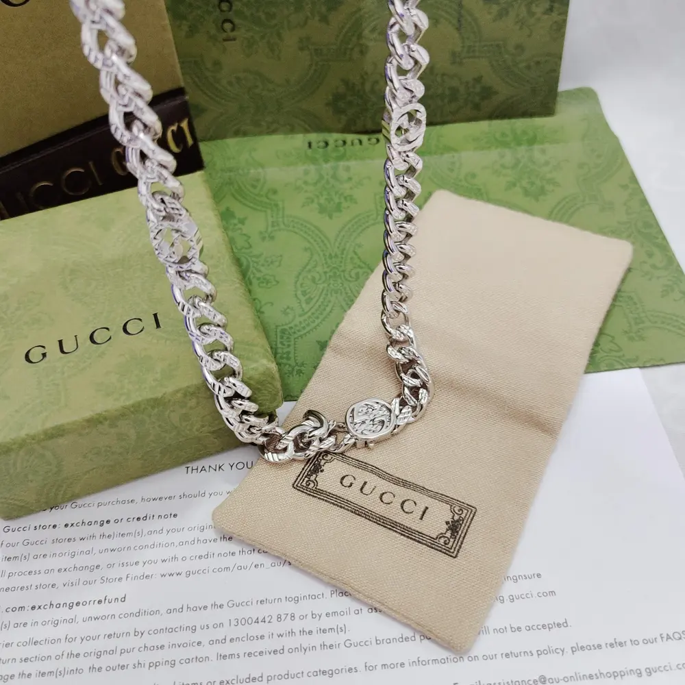 This Gucci curb chain necklace features a dark grey platinum effect