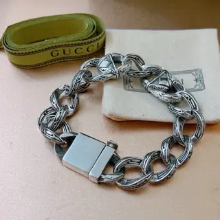 The latest classic Gucci bracelet. Exquisite. Both the style and the texture are absolutely