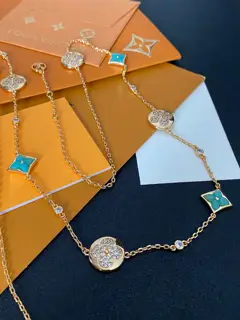 Louis Vuitton classic floral design double flower design pendant necklace