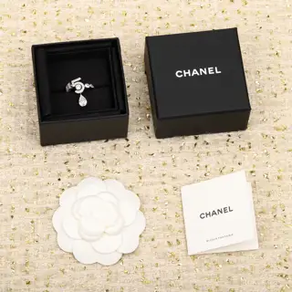 Chanel N°5 white gold ring